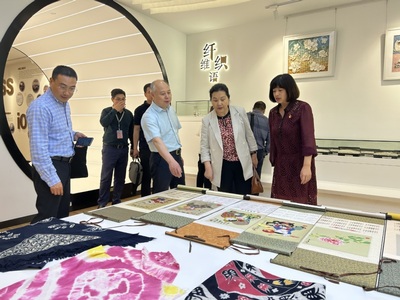 技術(shù)交流促發(fā)展，合作共贏譜新篇——新疆應(yīng)用職業(yè)技術(shù)學(xué)院黨委書(shū)記陳梅蘭一行來(lái)訪(fǎng)我校調(diào)研紡織技術(shù)開(kāi)發(fā)